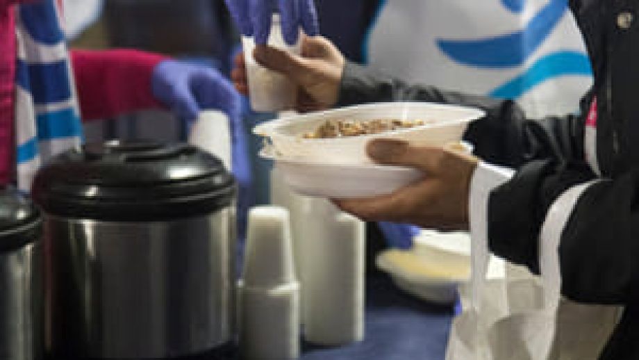 A Milano torna 'La Notte dei senza dimora': in piazza Sant'Eustorgio tra cibo, arte e solidarietà