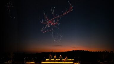 Mille droni e musica classica dal vivo: l'incredibile DroneArt Show arriva a San Siro