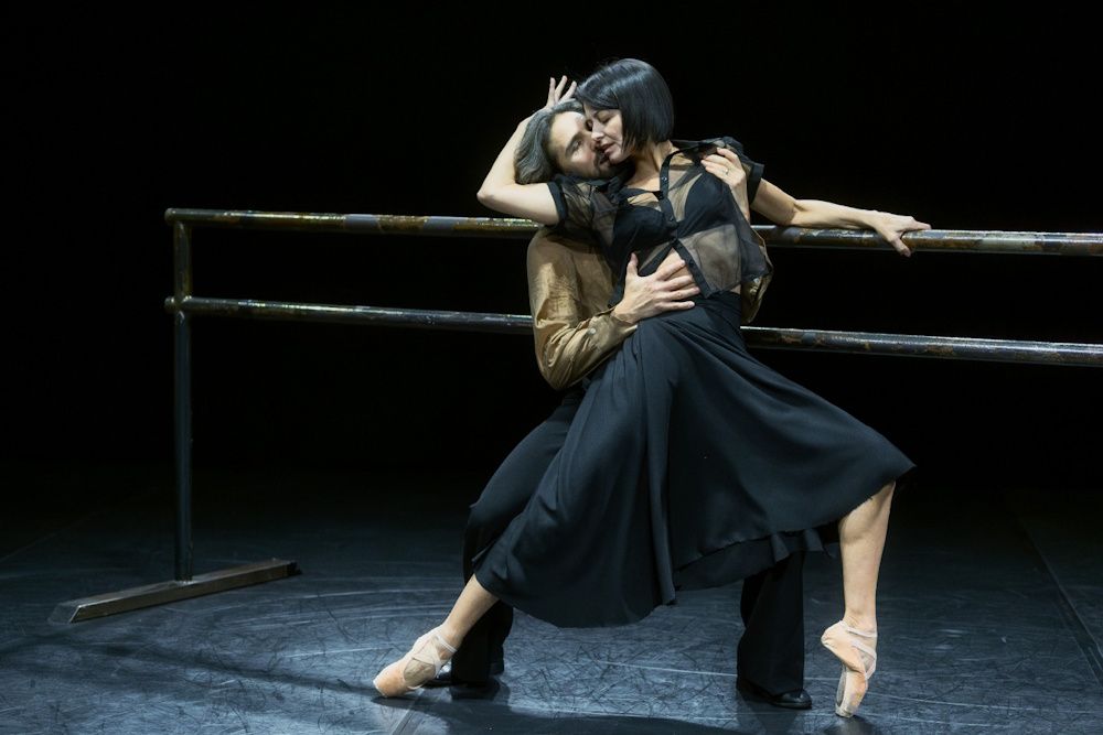 IL DANNO. ANATOMIA DI UNA CADUTA: SUSANNA BELTRAMI PORTA IN SCENA IL DESIDERIO CHE INCRINA L’IDENTITÀ AL TEATRO FRANCO PARENTI