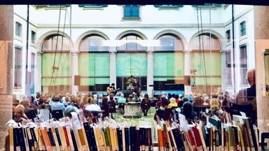 Teatro, grande musica e comicità: un mese di eventi (con grandi ospiti) nel cortile della Sormani