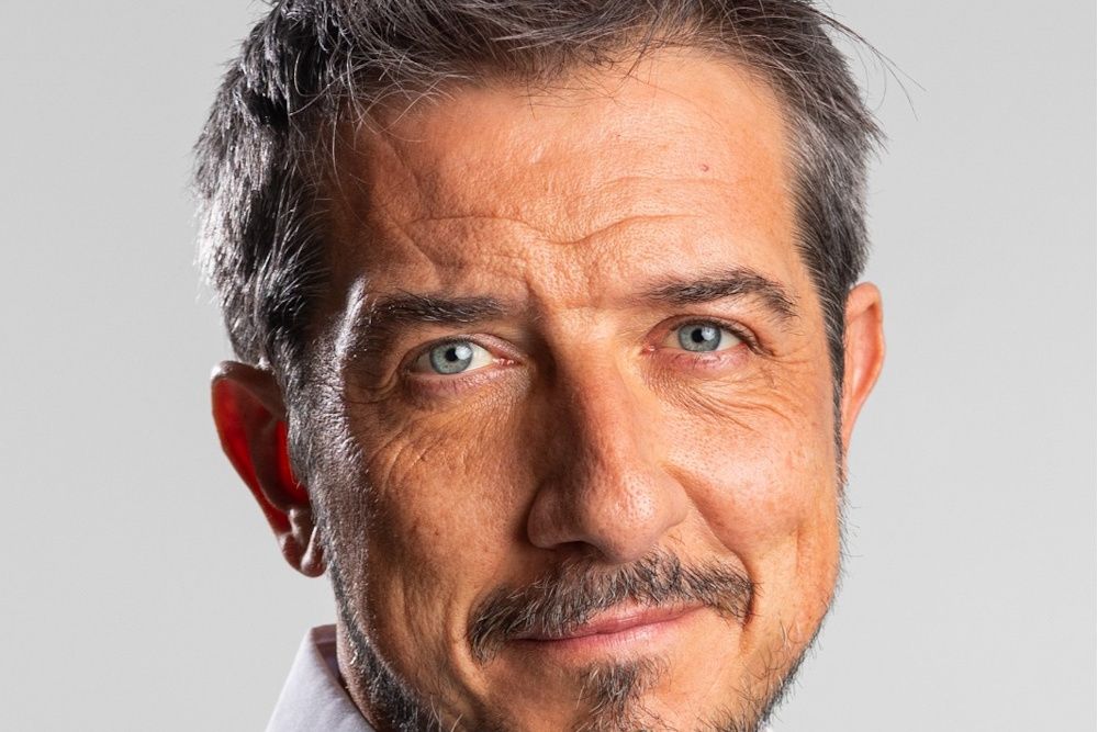 LE DONNE NON FANNO RIDERE: PAOLO RUFFINI PORTA AL TEATRO MANZONI LA COMICITÀ AL FEMMINILE (SENZA STEREOTIPI)