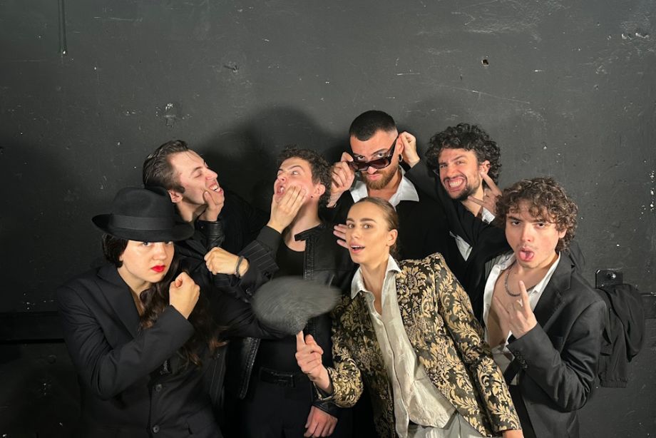 "HOTEL GENET" AL TEATRO LEONARDO: TUTTI VOGLIONO ESSERE GUARDATI MENTRE CADONO