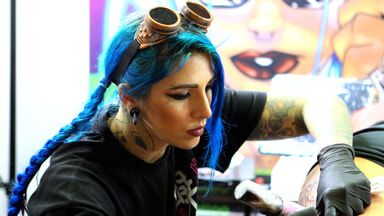 Il tatuatore di Geolier, quello di Mourinho e 180 artisti da tutto il mondo: a Milano torna la Tattoo Convention