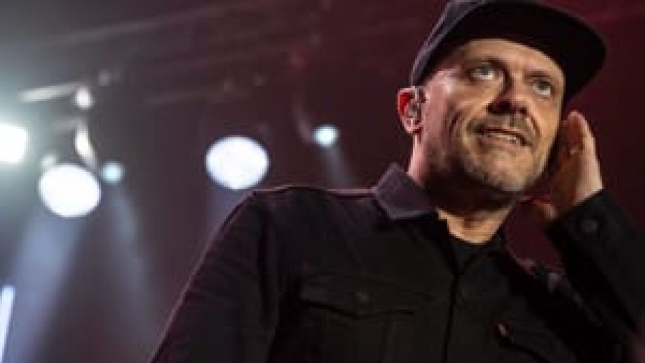 La festa degli 883 a Milano: Max Pezzali incontra i fan tra la Cadillac di 'Nord Sud Ovest Est' e i dj-set